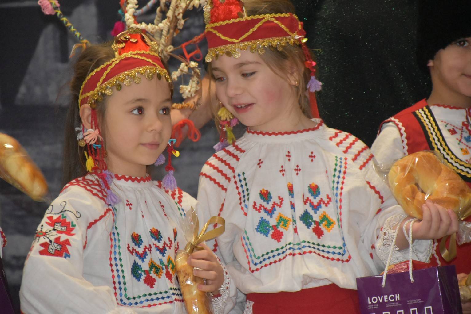 Малки сурвакари огласиха с песни община Ловеч